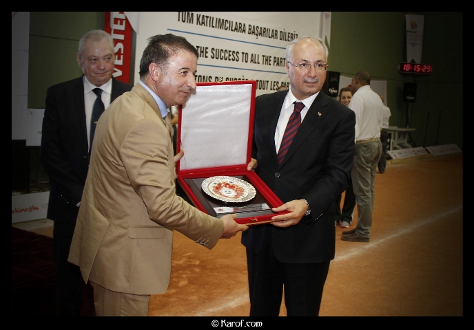 Başkan Tekcan, Vali Daşöz'e katkılarından dolayı plaket takdim etti