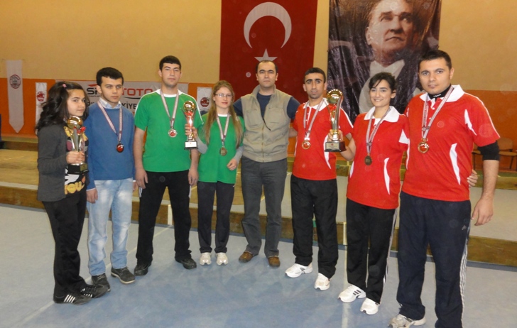 İlk üçe giren takımlar ödüllerini Türkmen'den aldı