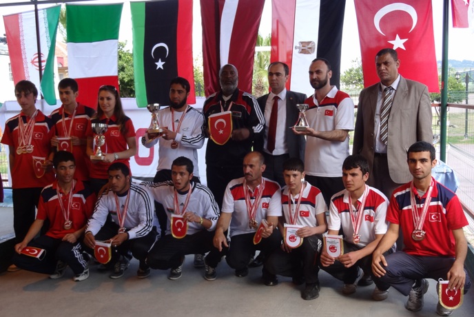 Erkek takımlarda ilk 3'e girenler ödellerini Akdeniz Bocce Birliği Başkanı Mutlu Türkmen'den aldı
