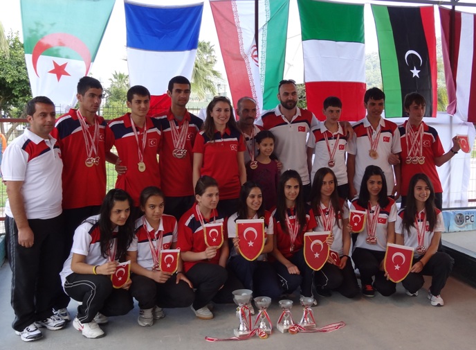İlk Akdeniz Bocce Şampiyonasında ülkemizi temsil eden milli takım toplu halde..