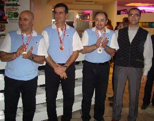Mutlu Türkmen Ankaraspor'lu oyunculara madalya takdiminde